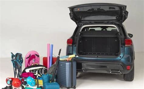 Maletero de coche abierto mostrando equipaje