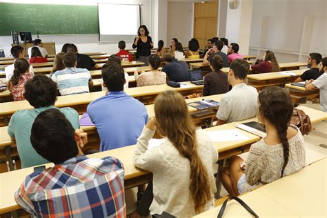 Imagen de un aula con estudiantes y un profesor