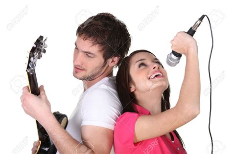 Dos chicos tocando guitarra y cantando