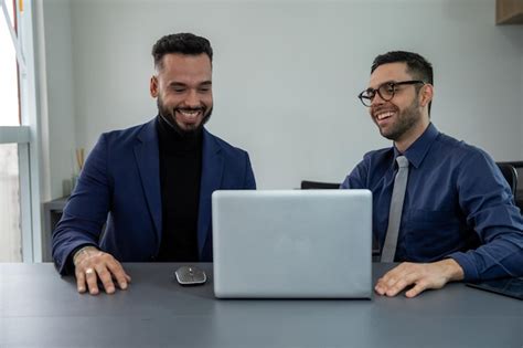 Dos hombres sonriendo en una oficina