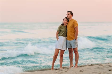 Pareja joven en una playa tropical