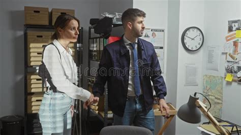 Dos hombres investigando un fenómeno paranormal