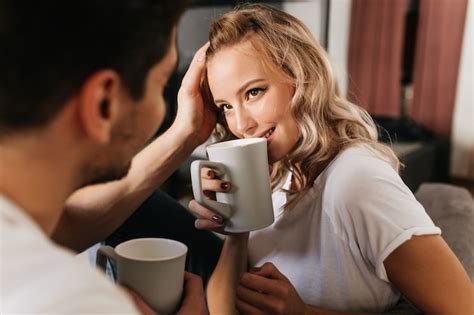 Chica enamorada mirando a su senpai