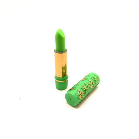 Pintalabios mágico abriendo un portal dimensional