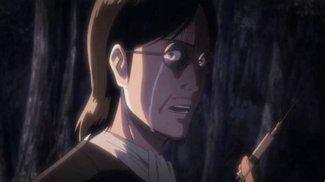 Grisha Jaeger inyectando el suero a Eren