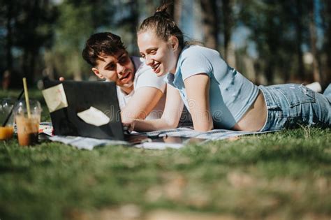 Imagen de una pareja joven casada en un entorno real.