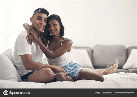 Pareja joven compartiendo un momento íntimo.