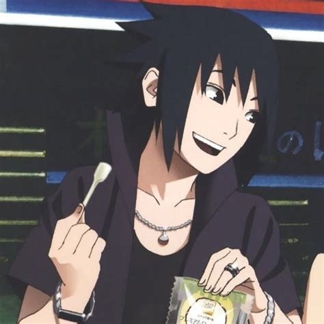 Sasuke Uchiha sonriendo