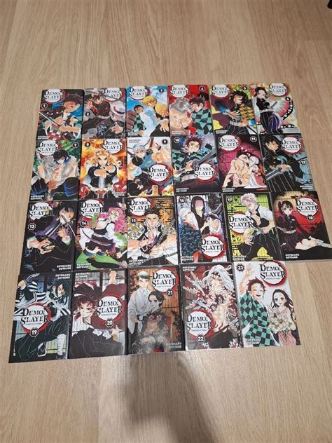 Montaje de portadas de los diferentes mangas y novelas de Demon Slayer