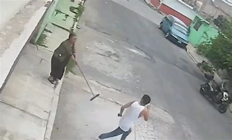 ChiChi ahuyenta a los reporteros con escoba y sartén
