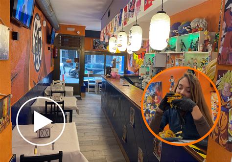 Interior de Majin Burger decorado con temática de Dragon Ball