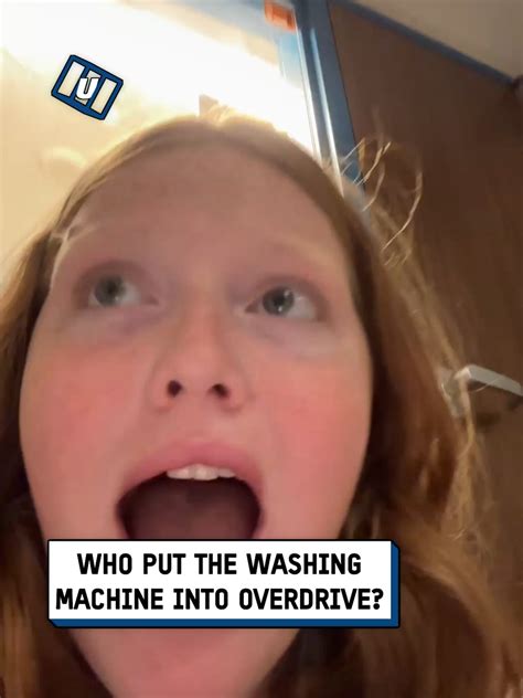 Niño abriendo un portal a otra dimensión