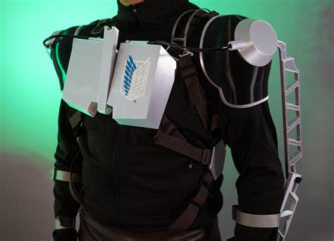 Soldados utilizando el equipo de maniobra tridimensional