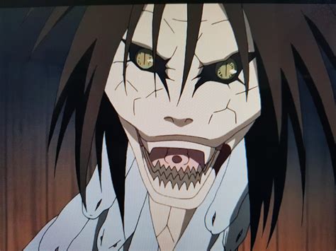 Orochimaru atacando a Naruto