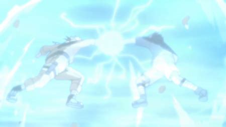Naruto y Sasuke chocan sus ataques