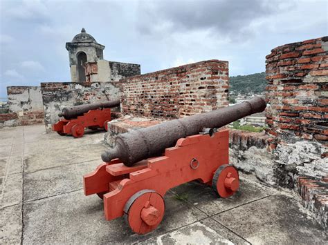Detalle de los cañones de las murallas, un arma anti-titanes primitiva.