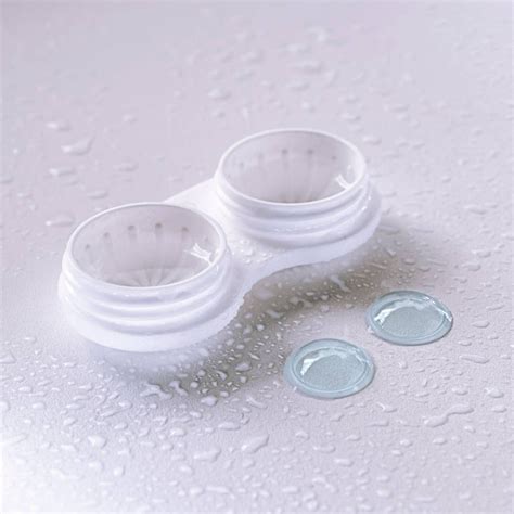 Proceso de limpieza y almacenamiento de lentes de contacto