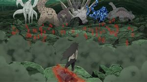 Madara Uchiha con su Rinnegan activado, enfrentando a las Bestias con Cola.
