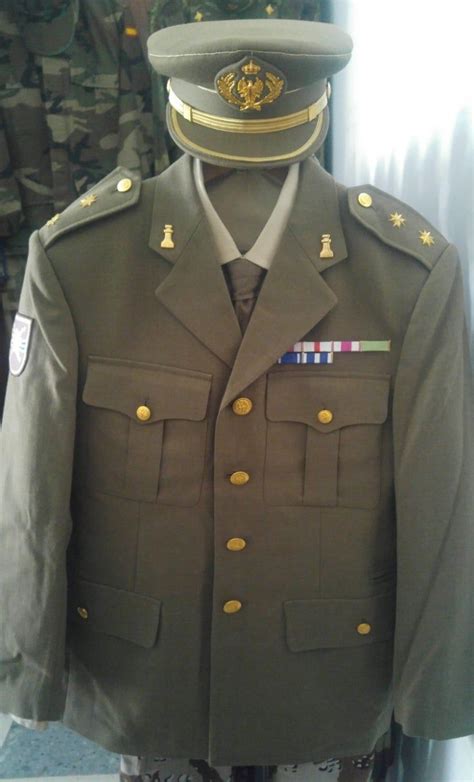 Retrato de Izuru Kira con su uniforme de Teniente