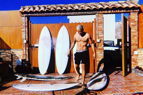 Taz Skylar trabajando en la fabricación de tablas de surf
