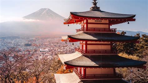 Tsunade con diamante púrpura en la frente y arquitectura japonesa de fondo