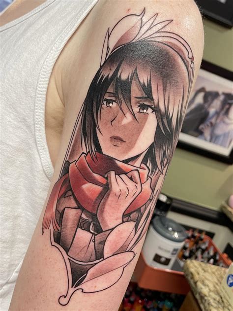 Mikasa Ackerman mostrando su tatuaje familiar de Hizuru