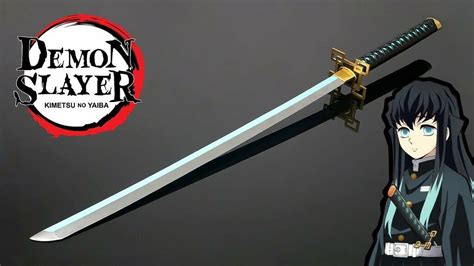 Muichiro Tokito con su espada blanca Nichirin