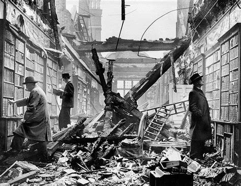 biblioteca destruida por bombardeo