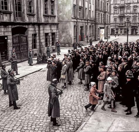 Persecución de Levi por las calles de Trost