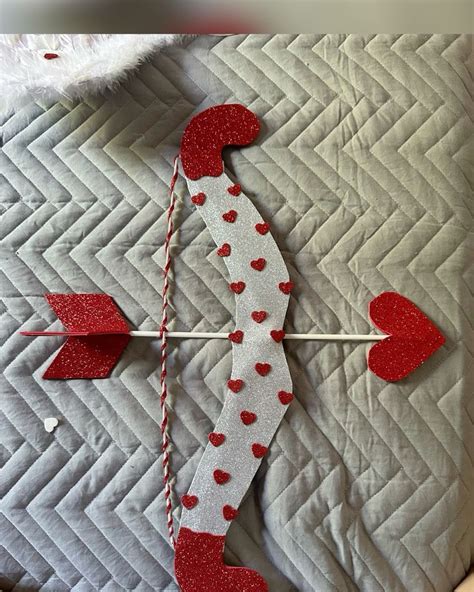 Chico repartiendo flechas de cupido a parejas en un instituto