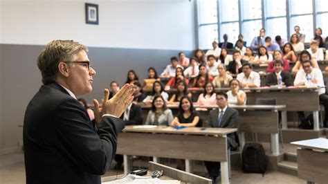 Profesor universitario dando consejos a un estudiante