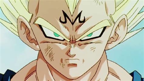 M tatuada en la frente de Vegeta