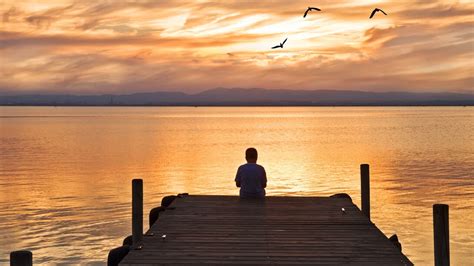 Los personajes contemplando el océano
