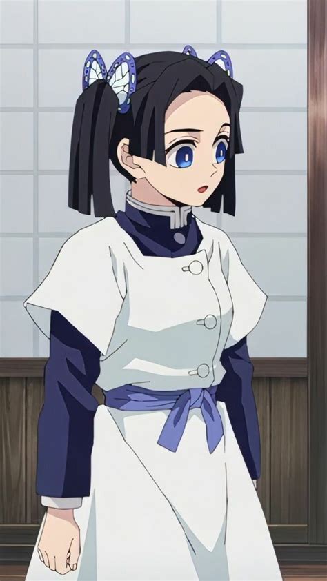 Aoi Kanzaki curando a un cazador de demonios herido.