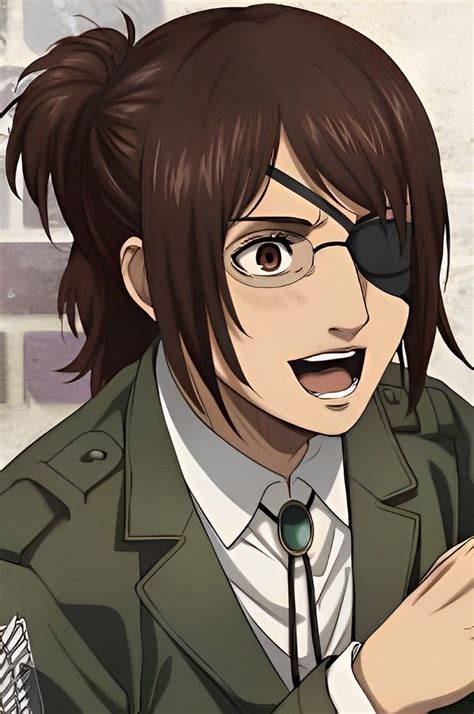 Retrato de Hange Zoë con su característico atuendo y gafas.