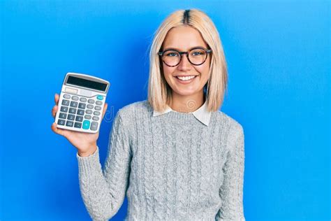 Una mujer con expresión calculador y una sonrisa maliciosa.