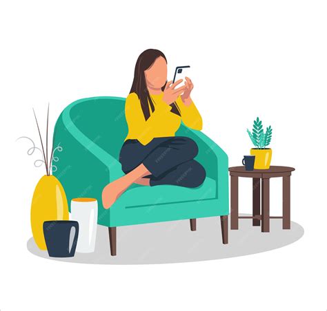 Una mujer con una camiseta grande, sentada en un sofá, con el pelo mojado.