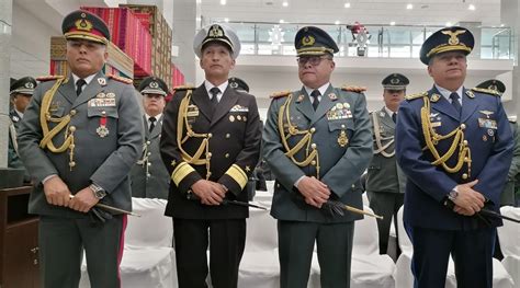 Comandante Zackly y altos mandos discutiendo el suero de titán