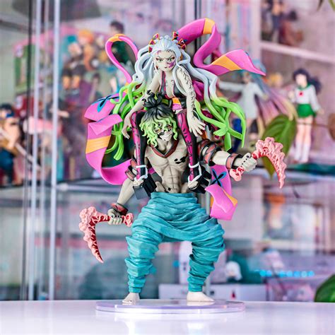 Gyutaro emerge de la espalda de Daki