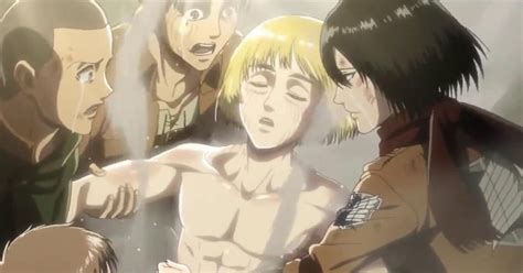 Erwin Smith mostrando el suero de titán