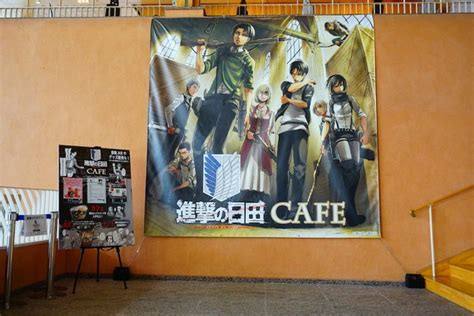 Interior del Attack on Hita Cafe