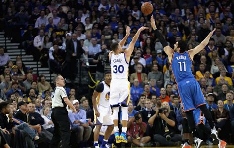 Stephen Curry lanzando un triple