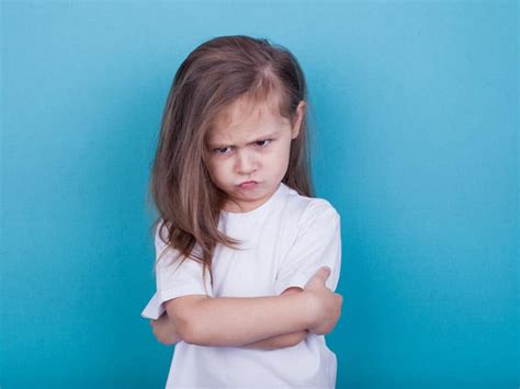 Niño con expresión de enfado imitando un ataque de energía