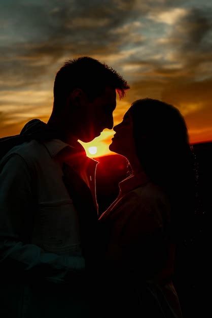 Chica enamorada mirando a un chico concentrado