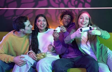 Pareja de gamers interactuando