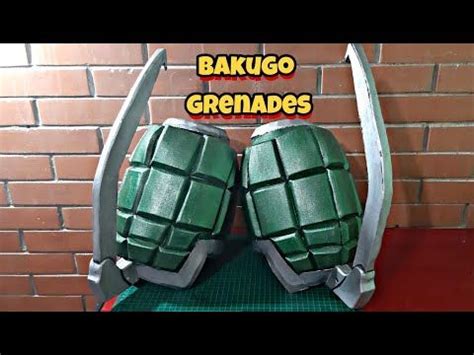 Primer plano de los guanteletes de granada de Bakugo