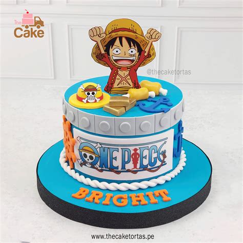 Tarta temática de One Piece con figuras de personajes