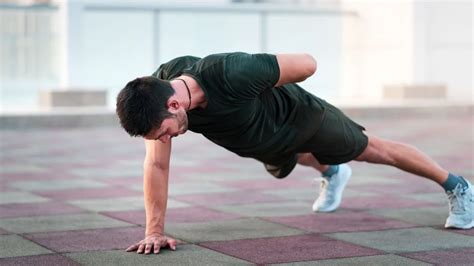 Rock Lee haciendo flexiones con un brazo