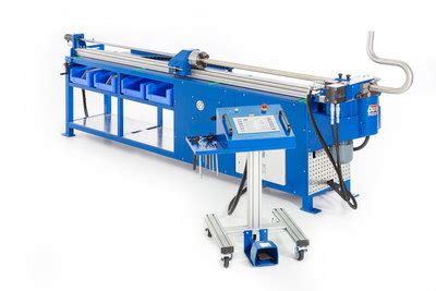 Máquina dobladora de tubos CNC BLM B 42 en un taller industrial