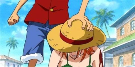 Luffy entregando su sombrero de paja a Nami